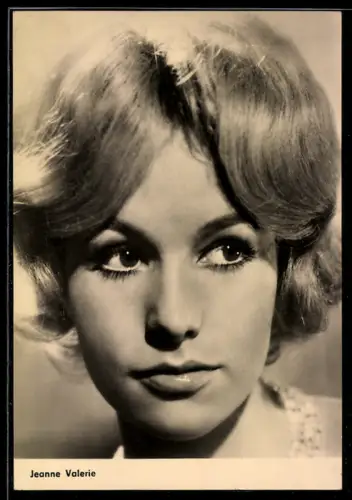 AK Schauspielerin Jeanne Valerie mit ernstem Blick