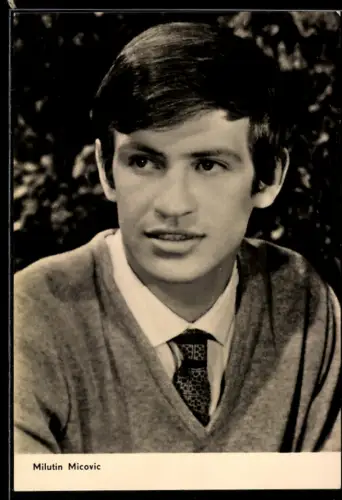AK Schauspieler Milutin Micovic im Pullover mit Krawatte