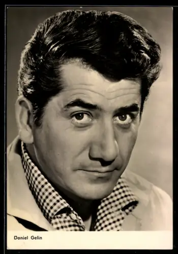 AK Schauspieler Daniel Gelin blickt ernst
