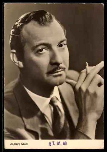 AK Schauspieler Zachary Scott im Anzug mit Zigarette posierend