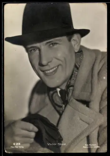 AK Schauspieler Viktor Staal lächelnd im Anzug und Hut porträtiert