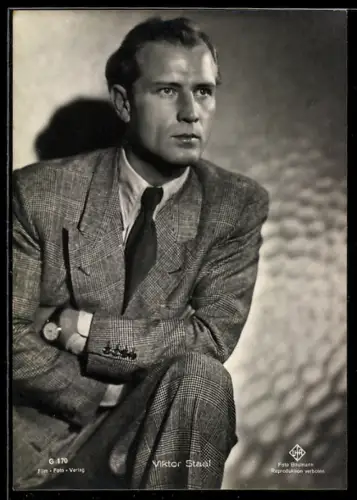 AK Schauspieler Viktor Staal im Anzug mit entschlossen wirkendem Blick