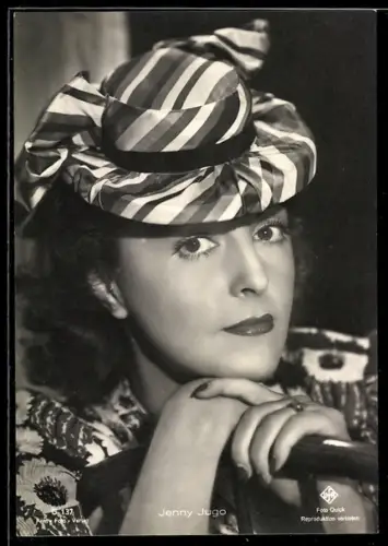 Foto-AK Portrait Jenny Jugo, Schauspielerin trägt bunt gestreiften Hut