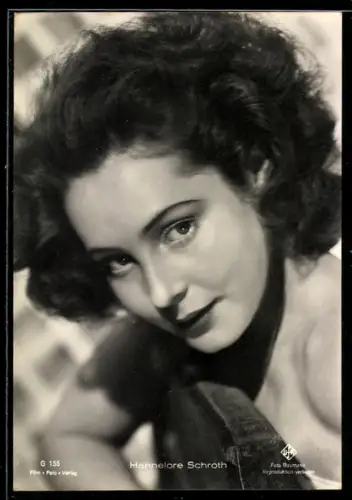 AK Schauspielerin Hannelore Schroth mit Halstuch porträtiert