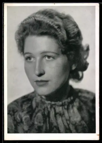 AK Schauspielerin Annelies Schaefer verträumt schauend