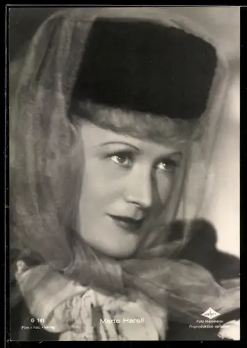AK Schauspielerin Marte Harell, mit Pelzmütze und einem Tuch behangen