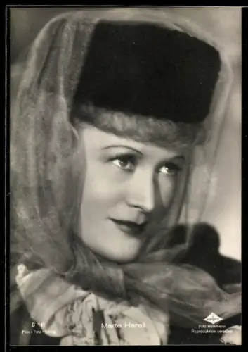 AK Schauspielerin Marte Harell, mit Pelzmütze und einem Tuch behangen