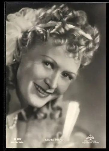 AK Schauspielerin Marte Harell lächelnd in Kamera blickend
