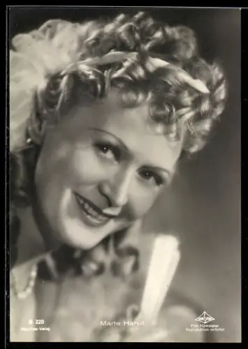 AK Schauspielerin Marte Harell lächelnd in Kamera blickend
