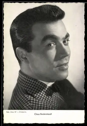 AK Schauspieler Claus Biederstaedt im karierten Anzug, seitlich blickend