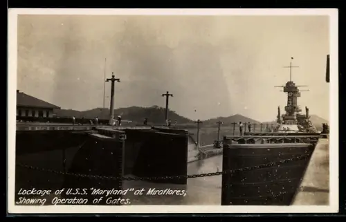 Foto-AK Miraflores, Lockage of battleship USS Maryland, showing operation of gates