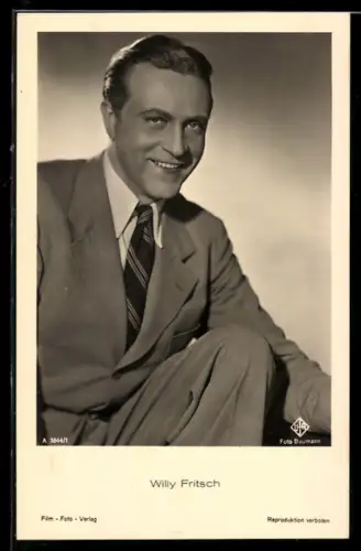AK Schauspieler Willy Frtisch lächelnd in Anzug porträtiert