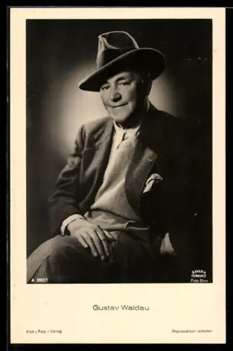 AK Schauspieler Gustav Waldau im Anzug mit Hut in die Kamera schauend