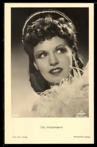 AK Schauspielerin Olly Holzmann, den Blick über die Schulter gerichtet