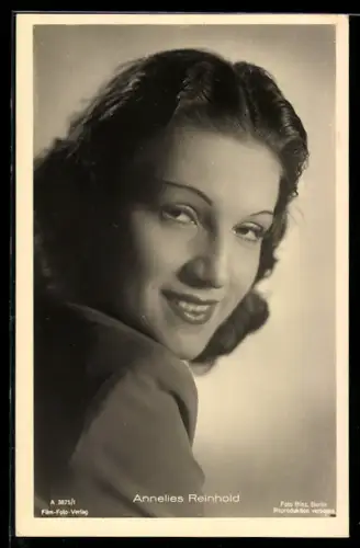 AK Schauspielerin Annelies Reinholf lächelnd über Schulter blickend