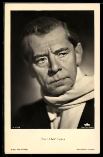 AK Schauspieler Paul Henckels mit Schal ernst schauend
