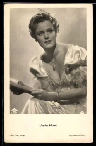 AK Schauspielerin Maria Holst im tollen Kostüm zur Seite schauend
