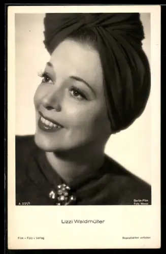 AK Schauspielerin Lizzi Waldmüller mit Turban und Brosche schaut zur Seite