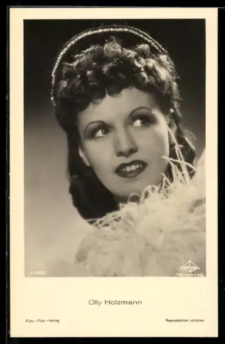 AK Schauspielerin Olly Holzmann, den Blick über die Schulter gerichtet
