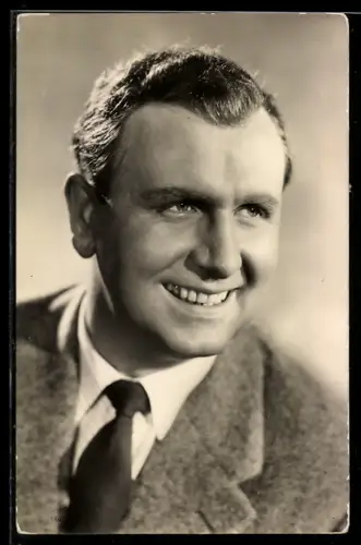 AK Schauspieler Günther Simon mit sympathischem Lächeln