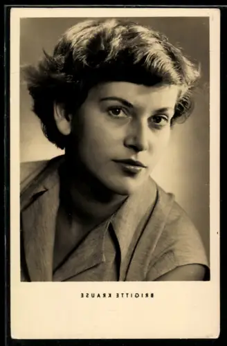 AK Schauspielerin Brigitte Krause mit toller Frisur nachdenklich blickend