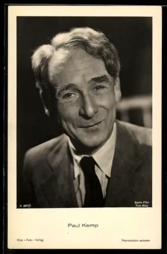 AK Schauspieler Paul Kemp, lächelnd im Anzug mit Krawatte