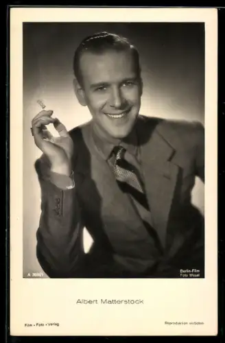 AK Schauspieler Albert Matterstock mit Zigarette porträtiert