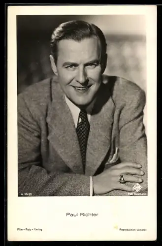 AK Schauspieler Paul Richter lächelnd in Anzug posierend