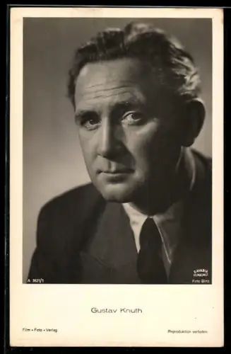 AK Schauspieler Gustav Knuth blickt ernst