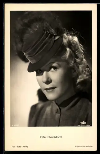 AK Schauspielerin Fita Benkhoff mit tollen Hut in die Kamera blickend