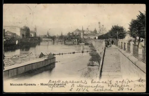 AK Moskau, Fernblick auf den Kreml vom Ufer der Moskva aus