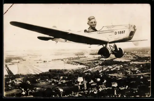 Foto-AK Kind im Flugzeug über der Landschaft, Studiokulisse
