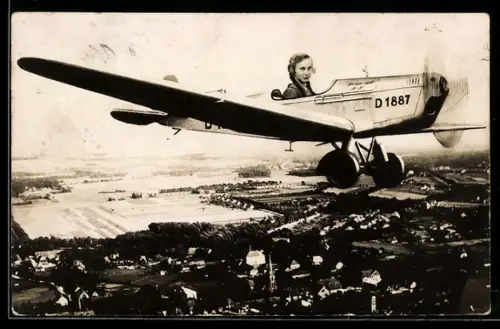 Fotomontage-AK Mürrischer Knabe in Flugzeugkulisse über Ortschaft