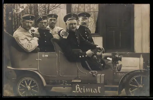 Foto-AK Soldaten in Uniform in einer Autokulisse mit der Aufschrift Heimat