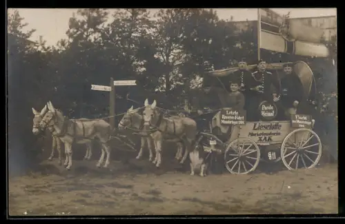 Foto-AK Soldaten in Uniform in einer Kutschenkulisse die von Eseln gezogen wird