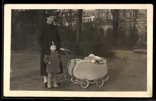 Foto-AK Mutter und Kind mit einem Kleinkind im Kinderwagen