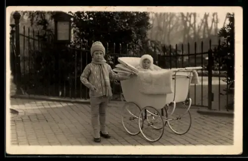 Foto-AK Junges Kind neben einem Kinderwagen mit Kleinkind