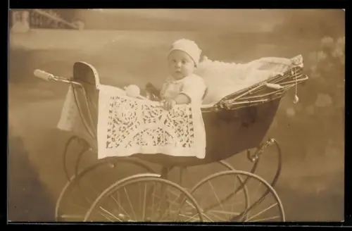 Foto-AK Kleinkind mit Rassel im Kinderwagen