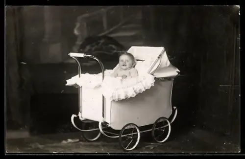 Foto-AK Fröhliches Kleinkind im Kinderwagen