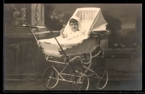 Foto-AK Kleinkind Edith mit Haube im Kinderwagen im Jahr 1928