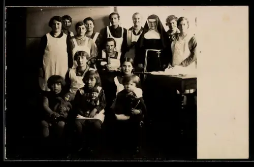 Foto-AK Gruppe von Frauen, Kindern und einer Nonne mit einer Nähmaschine