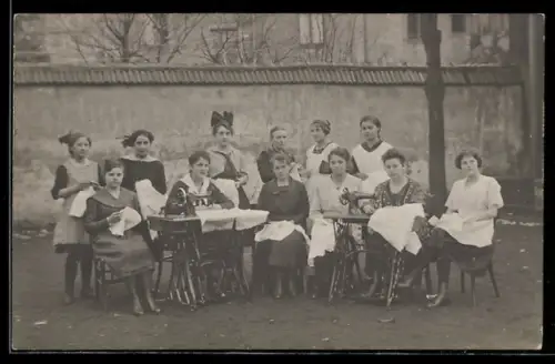 Foto-AK Gruppe von Frauen mit Nähmaschinen im Garten