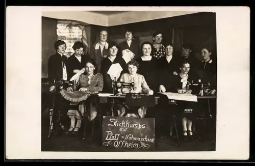 Foto-AK Offheim, Gruppe von Frauen beim Stickkurs mit Nähmaschinen von Pfaff