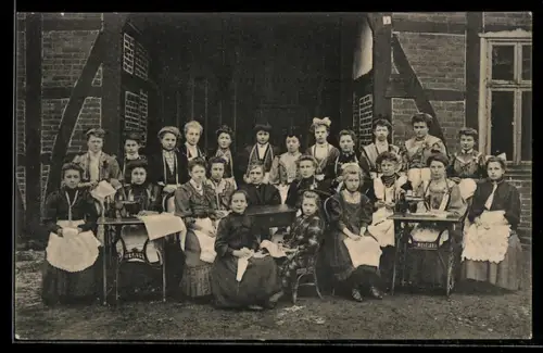 AK Gruppe von Frauen mit Nähmaschinen vor einem Haus