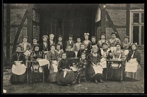 AK Gruppe von Frauen mit Nähmaschinen im Freien