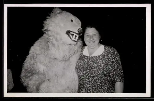 Foto-AK Frau neben einer Person im Eisbärenkostüm