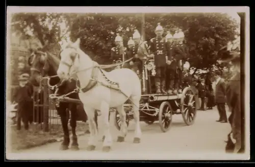 Foto-AK Feuerwehrmänner in Uniform auf einer Pferdekutsche
