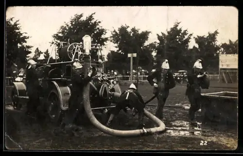 AK Feuerwehrmänner in Uniform beim Löschdrill