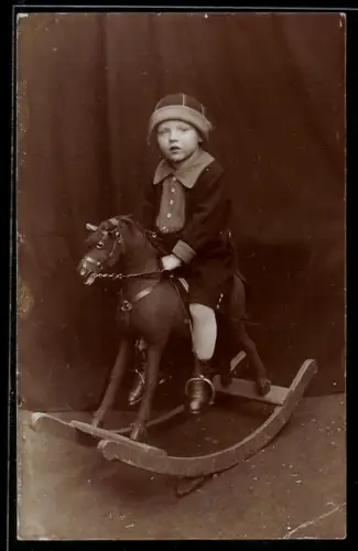 Foto-AK Kleinkind auf einem Schaukelpferd sitzend