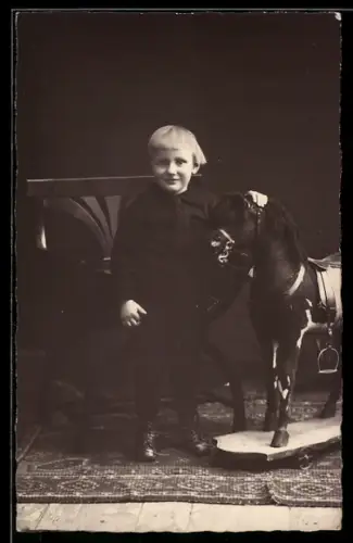 Foto-AK Junge mit Pferd auf Rollen